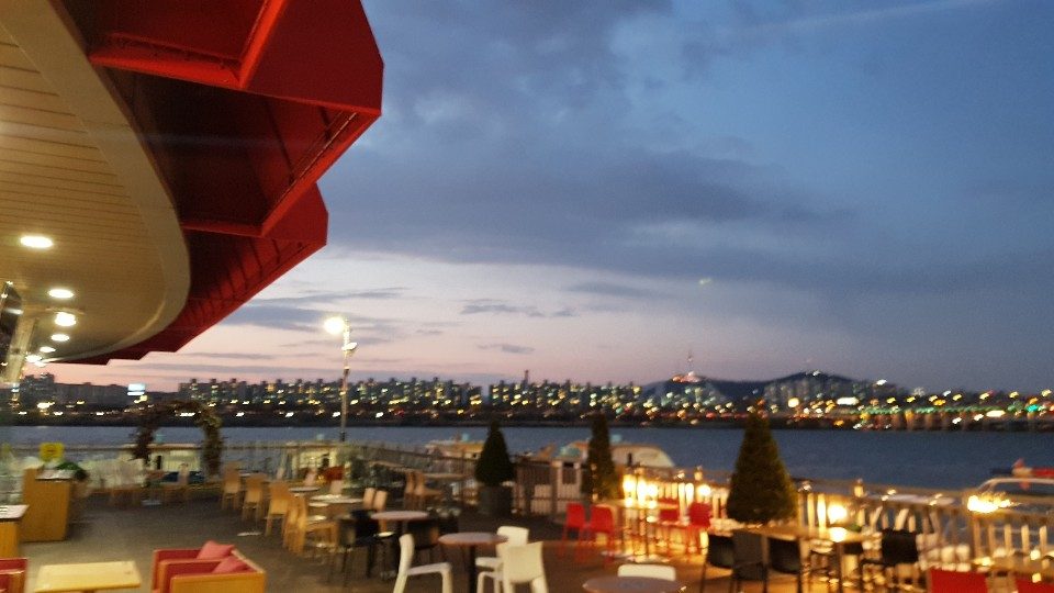 마리나파크 카페 테라스에서 바라본 한강 노을